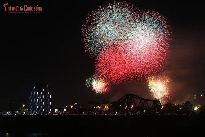 Ngay từ sớm, các điểm bắn pháo hoa như ở trước Trụ sở Tòa soạn Báo Hà Nội, trước Bưu điện Hà Nội (phường Hoàn Kiếm); Đảo Dừa trong Công viên Thống nhất (phường Hai Bà Trưng); đường đua F1 thuộc Khu Liên hợp thể thao Quốc gia (phường Từ Liêm) và Vườn hoa Lạc Long Quân (phường Tây Hồ). đã đông nghịt người.