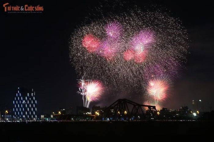Thay vì vào dưới chân điểm bắn, nhiều người dân chọn vị trí thoáng để ngắm màn pháo hoa tầm cao.