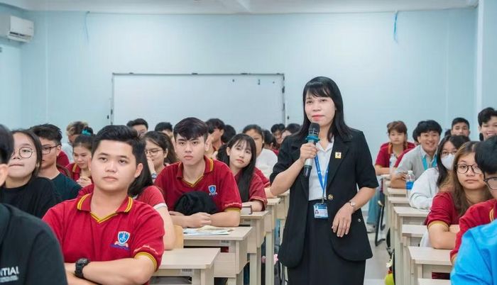 TS Cù Ngọc Phương và sinh viên Trường Đại học Nguyễn Tất Thành.