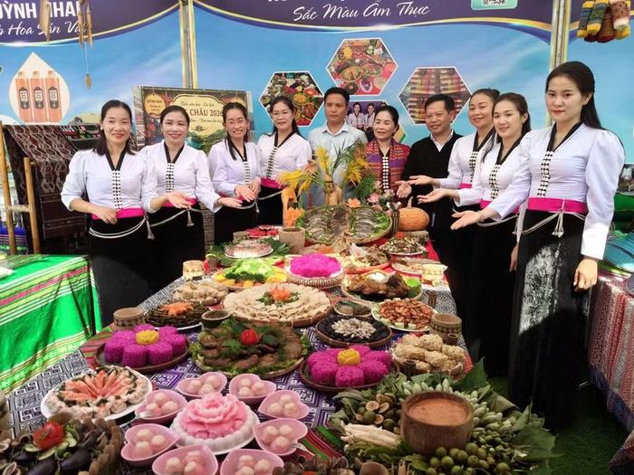 Mâm cỗ của người Thái đến từ đội thi xã Quỳnh Nhai.