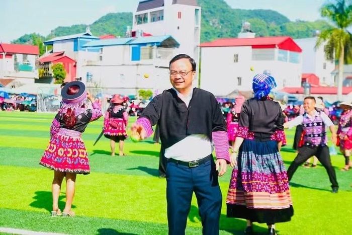 Ông Hà Trung Chiến, Phó Chủ tịch UBND tỉnh Sơn La tham gia trò chơi ném Pao.