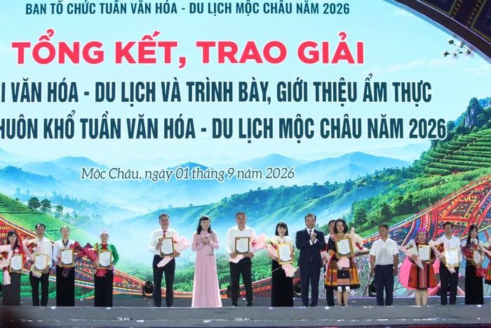 Lãnh đạo tỉnh Sơn La trao giải cho các đội thi trình bày, giới thiệu ẩm thực.