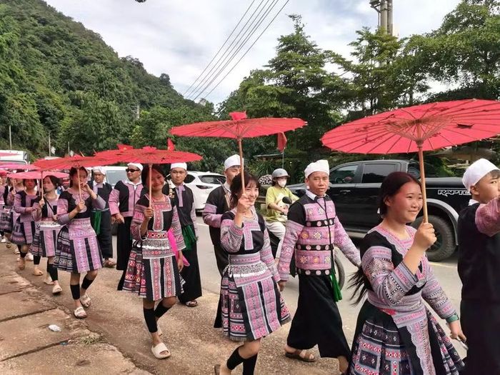 Màn diễu hành đường phố của dân tộc Mông tại phường Mộc Sơn.