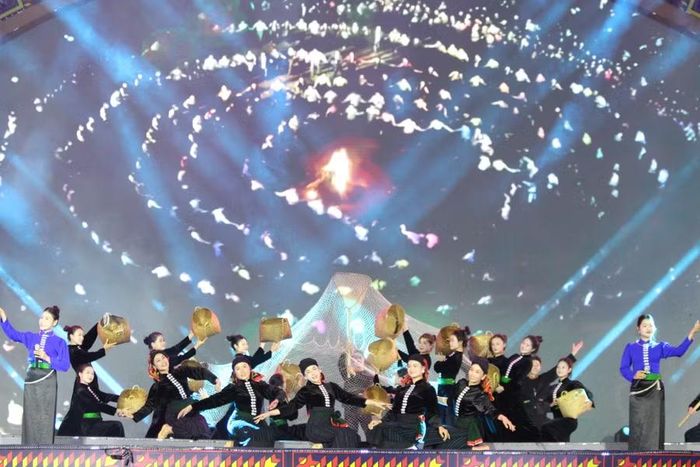 Tiết mục văn nghệ tại đêm hội “Mộc Châu - Tiếng gọi mùa yêu”.