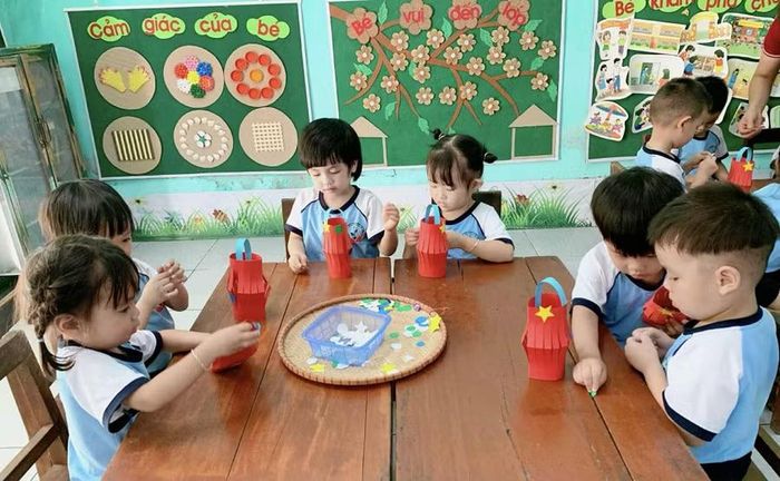 Trẻ hào hứng trong giờ học tạo hình tại Trường Mầm non Tân Minh (Ninh Bình).
