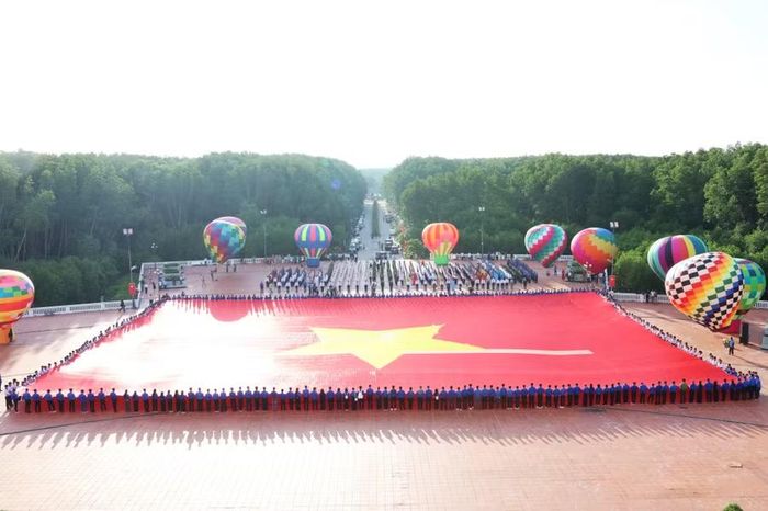 Lá cờ Tổ quốc có diện tích 2.025m2.