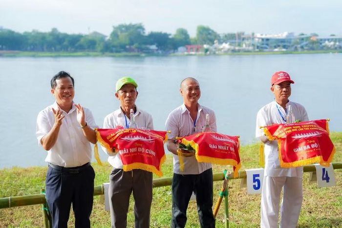 Trao giải cho các đội đua. (Ảnh: Đình Hoàng)