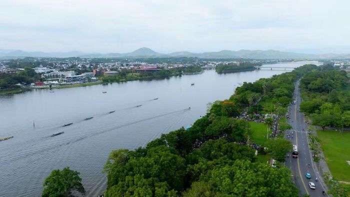 Khung cảnh đua ghe nhìn từ trên cao.