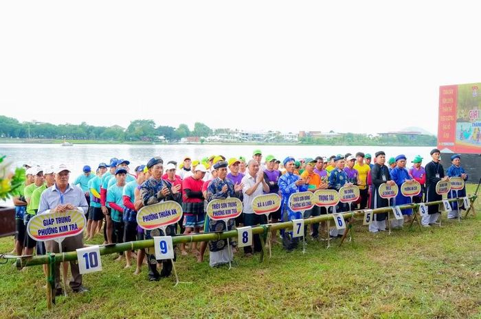 Giải truyền thống có 10 đội đua từ 10 phường, xã.