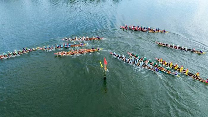Các đội ghe tranh tài quyết liệt.
