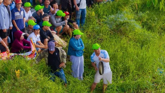 1 khán giả đánh phèn la cổ vũ.