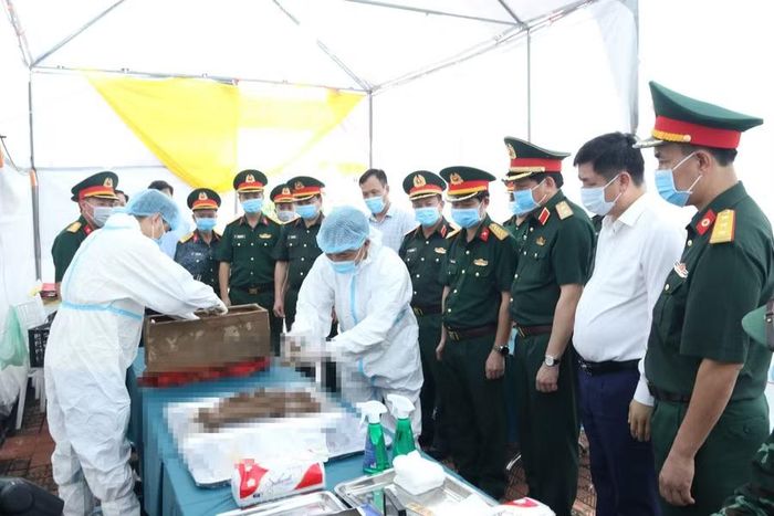 Đoàn công tác của Quân khu 3 kiểm tra việc lấy mẫu hài cốt liệt sĩ tại Nghĩa trang phường Trần Lãm.
