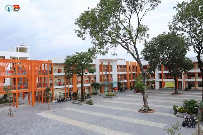 Khuôn viên khang trang, sạch đẹp của Trường THPT Hoài Đức A trước thềm khai giảng năm học mới 2026-2027.