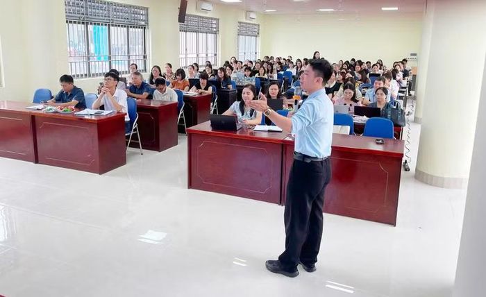 Cán bộ, giáo viên, nhân viên Trường THPT Hoài Đức A tham gia tập huấn về ứng dụng AI.