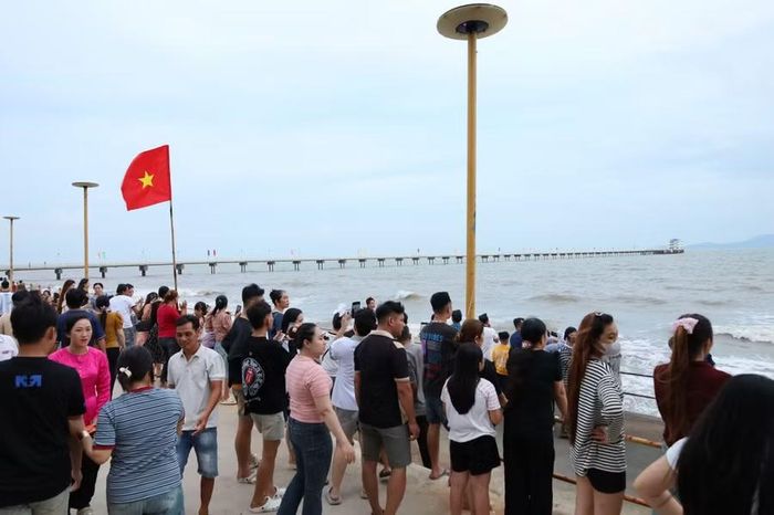 Du khách ngắm biển và đảo Hòn Khoai.