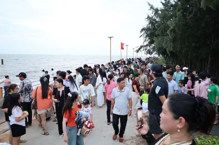 Khách Du lịch tham quan Khu Du lịch Khai Long (xã Đất Mũi).