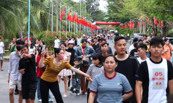 Du khách đổ về Đất Mũi xem Khinh khí cầu.