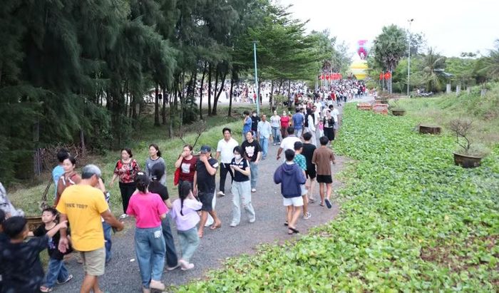 Du khách đến Khu Du lịch Khai Long.