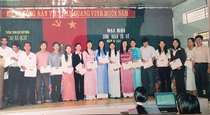 Thành tích của Trường THPT Cao Bá Quát được vun đắp từ những cống hiến lặng thầm của các thế hệ nhà giáo, cán bộ quản lý giáo dục qua các thời kỳ. (Ảnh tư liệu)