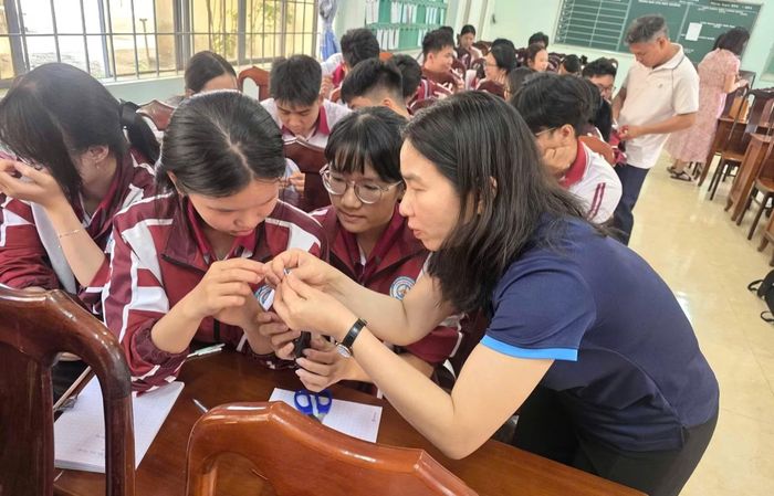 Cô và trò Trường THPT Cao Bá Quát trong một hoạt động trải nghiệm Giáo dục STEM. (Ảnh: NT)