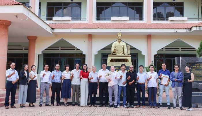 Ban liên lạc cựu học sinh Trường THPT Cao Bá Quát luôn đồng hành, sẻ chia với học sinh có hoàn cảnh khó khăn của nhà trường. (Ảnh: NT)