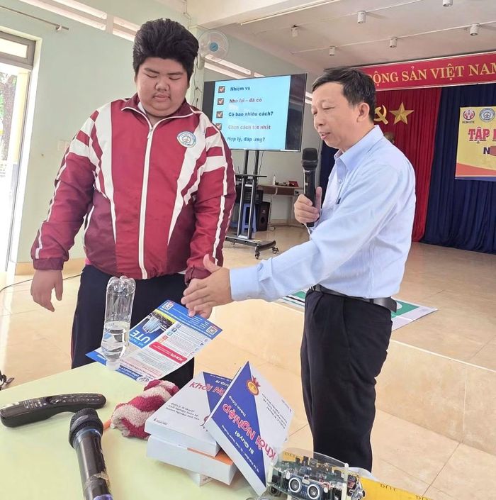 Không chỉ dạy chữ, Trường THPT Cao Bá Quát tích cực xây dựng các chương trình trải nghiệm sáng tạo, giúp học sinh phát triển những phẩm chất riêng của từng em. (Ảnh: NT)