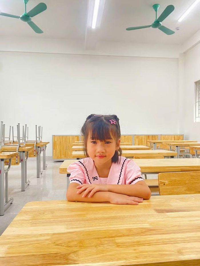 Học trò thích thú khi về trường mới.