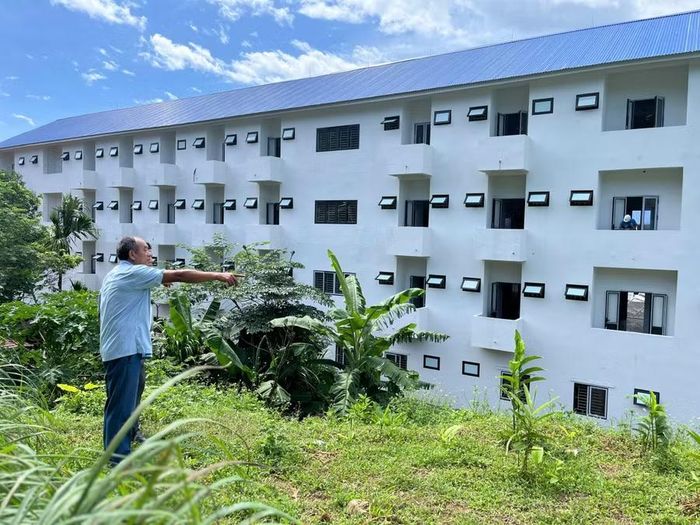 Ông Lương Văn Sao chỉ khu đất mà gia đình đã hiến để xây trường.