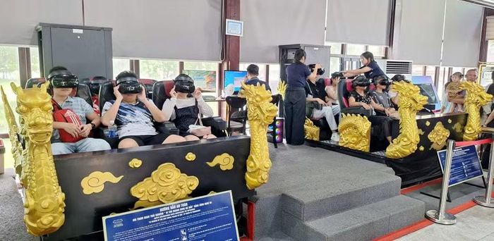 Trò chơi thực tế ảo cung đình tại khu vực gần Điện Thái Hòa, Đại Nội Huế có nhiều bạn trẻ tham gia.