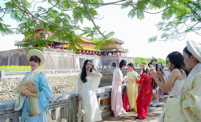 Nhiều thiếu nữ tạo dáng chụp hình trước cổng Ngọ Môn.