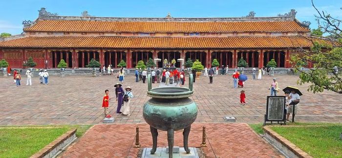 Thế Miếu và Cửu Đỉnh tại Đại Nội thu hút nhiều du khách.