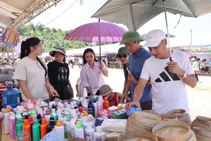Các du khách đến chợ phiên biên giới Lóng Sập mua hàng hoá.