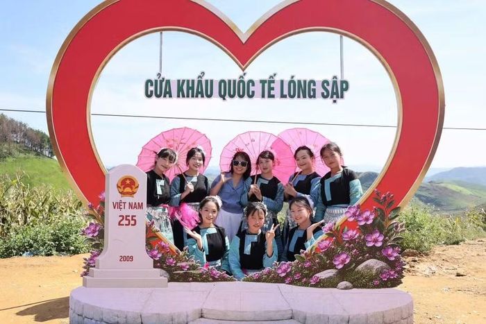 Khách du lịch chụp ảnh tại cửa khẩu quốc tế Lóng Sập.