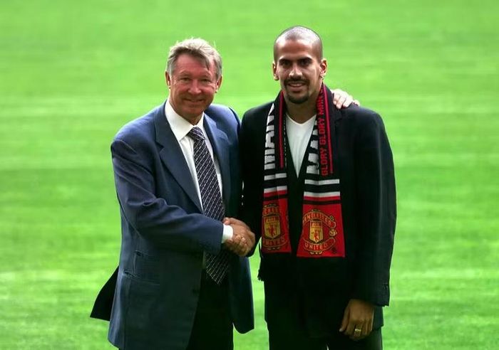 Xếp thứ 2 là Juan Sebastian Veron, người gia nhập Man Utd với giá 28,1 triệu bảng năm 2001. Nếu tính theo sức mua hiện tại, thương vụ của 'Quỷ đỏ' tương đương 185,1 triệu bảng. Ảnh: Getty