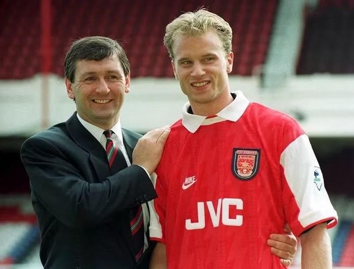 Dennis Bergkamp là đại diện duy nhất của Arsenal trong top 20. Mức phí 7,5 triệu bảng để đưa huyền thoại người Hà Lan về từ Inter Milan năm 1995, hiện tương đương 158,2 triệu bảng. Ảnh: PA.