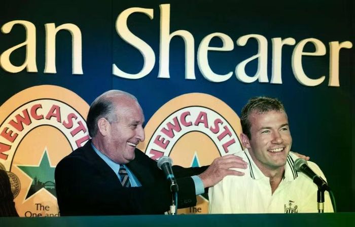 Alan Shearer dẫn đầu khi Newcastle bỏ 15 triệu bảng mua tiền đạo người Anh năm 1996. Khoản tiền ấy tương đương 238,3 triệu bảng hiện nay, gần gấp đôi mức Man City vừa chi cho Enzo. Ảnh: Getty.
