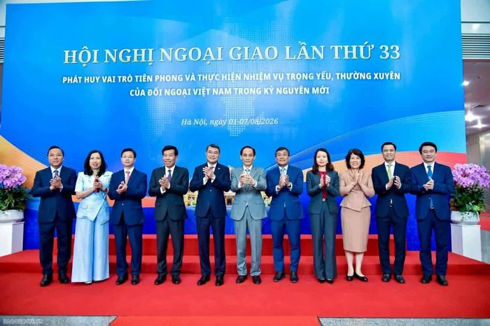 Thủ tướng Chính phủ Lê Minh Hưng chụp ảnh lưu niệm cùng Lãnh đạo Bộ Ngoại giao. (Ảnh: Quang Hòa)