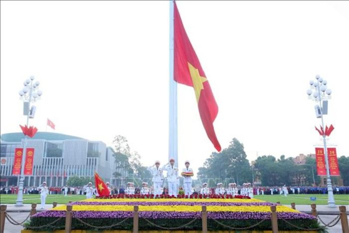 Khi Quốc ca vang lên, cũng là lúc lá cờ Tổ quốc tung bay trên Quảng trường Ba Đình lịch sử. (Nguồn: TTXVN)
