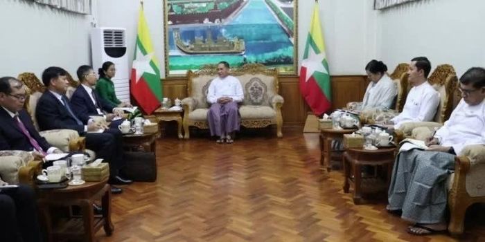 Đại sứ Nguyễn Anh Đức chào xã giao ông Aung Kyaw Hoe, Bộ trưởng Bộ Kế hoạch quốc gia, Đầu tư và Quan hệ kinh tế đối ngoại. (Nguồn: Đại sứ quán Việt Nam tại Myanmar)