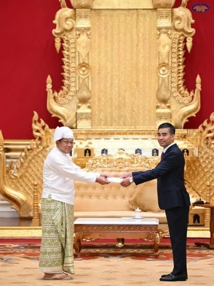 Đại sứ Việt Nam tại Myanmar Nguyễn Anh Đức trình Quốc thư lên Tổng thống Min Aung Hlaing. (Nguồn: Đại sứ quán Việt Nam tại Myanmar)