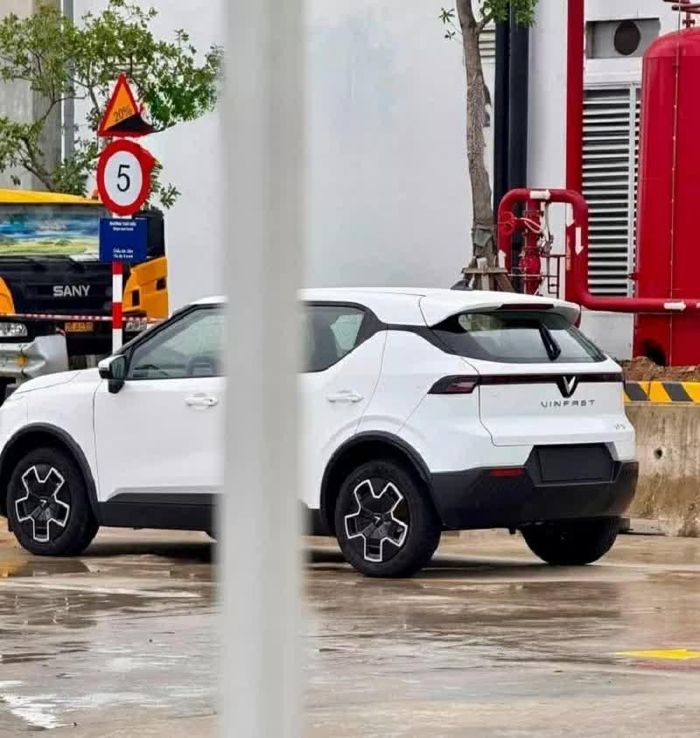 Việc chiếc xe xuất hiện mà không che chắn ngoại thất cho thấy quá trình hoàn thiện VF 5 thế hệ mới có vẻ đã tiến khá xa.