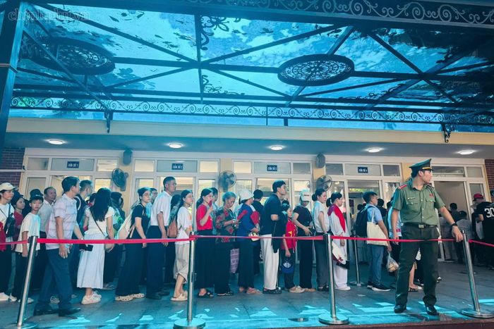 Đông đảo người dân và du khách kiên nhẫn xếp hàng chờ vào Lăng viếng Bác.