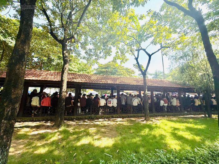 Với nhiều người, đến Lăng Bác trong ngày 2/9 không chỉ là dịp tham quan, mà còn là cơ hội bày tỏ lòng thành kính với Chủ tịch Hồ Chí Minh và giáo dục thế hệ trẻ về truyền thống lịch sử của dân tộc.