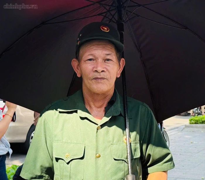 Bác Đào Hữu Ngọc, đến từ Sơn Tây, có mặt từ rất sớm tại khu vực Lăng Chủ tịch Hồ Chí Minh để dự Lễ Thượng cờ.