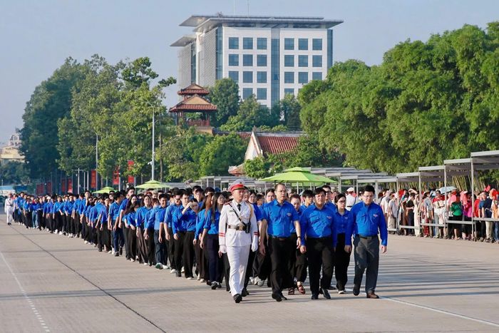 200 đoàn viên, thanh niên tiêu biểu của Thủ đô tham dự Lễ Thượng cờ và viếng Lăng Chủ tịch Hồ Chí Minh. (Ảnh: Thành đoàn Hà Nội)