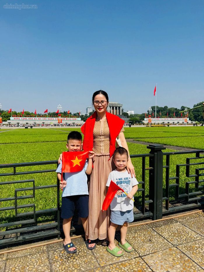 Chị Lê Thị Thanh cùng các con đến Quảng trường Ba Đình hòa mình trong không khí Quốc khánh 2/9.