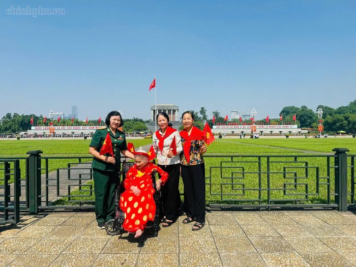 Bà Nguyễn Thị Minh Sửa, đưa mẹ là cụ Nguyễn Thị Tình, năm nay 98 tuổi, đến thăm Lăng Chủ tịch Hồ Chí Minh.