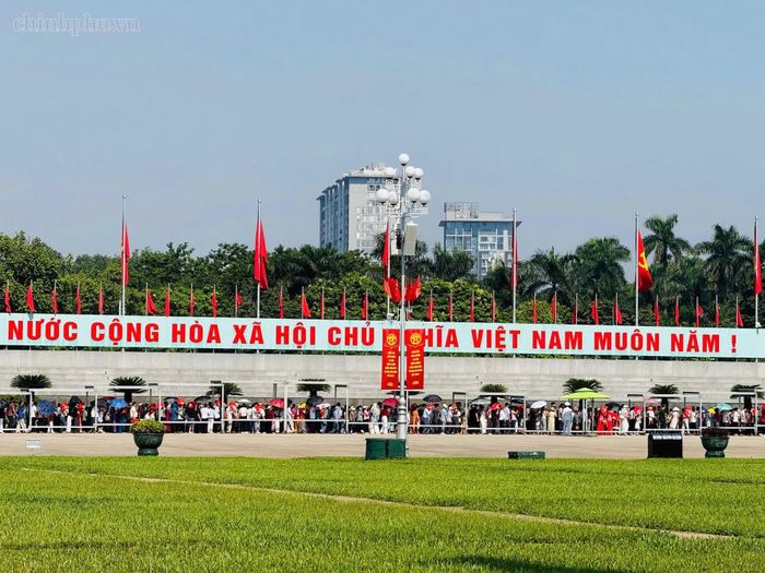 Hàng nghìn người từ nhiều địa phương cùng đông đảo du khách đã về khu vực Quảng trường Ba Đình, hướng về Lăng Chủ tịch Hồ Chí Minh.