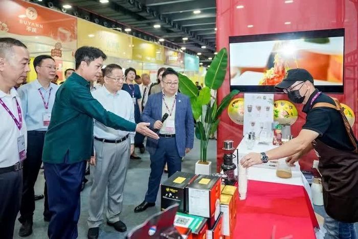 Tổng Lãnh sự Nguyễn Việt Dũng tiếp đón và giới thiệu với Trưởng Ban Tuyên truyền tỉnh Quảng Đông Hồ Kình Quân văn hóa cà phê phin của Việt Nam. (Ảnh: Yến Trang)