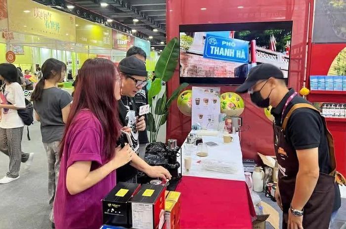 Góc thưởng thức cà phê phin của Việt Nam thu hút sự quan tâm của các phóng viên. (Ảnh: Yến Trang)